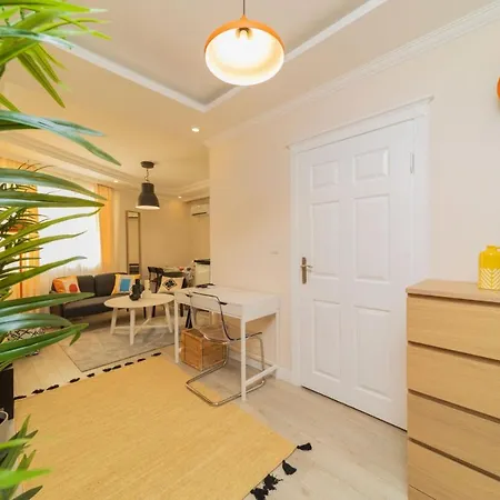 Vibrant And Central In Muratpasa Apartment